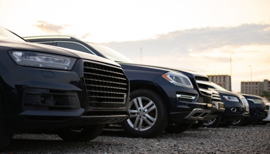 A,Row,Of,Dark-colored,Suvs,Parked,Outside,On,A,Gravel