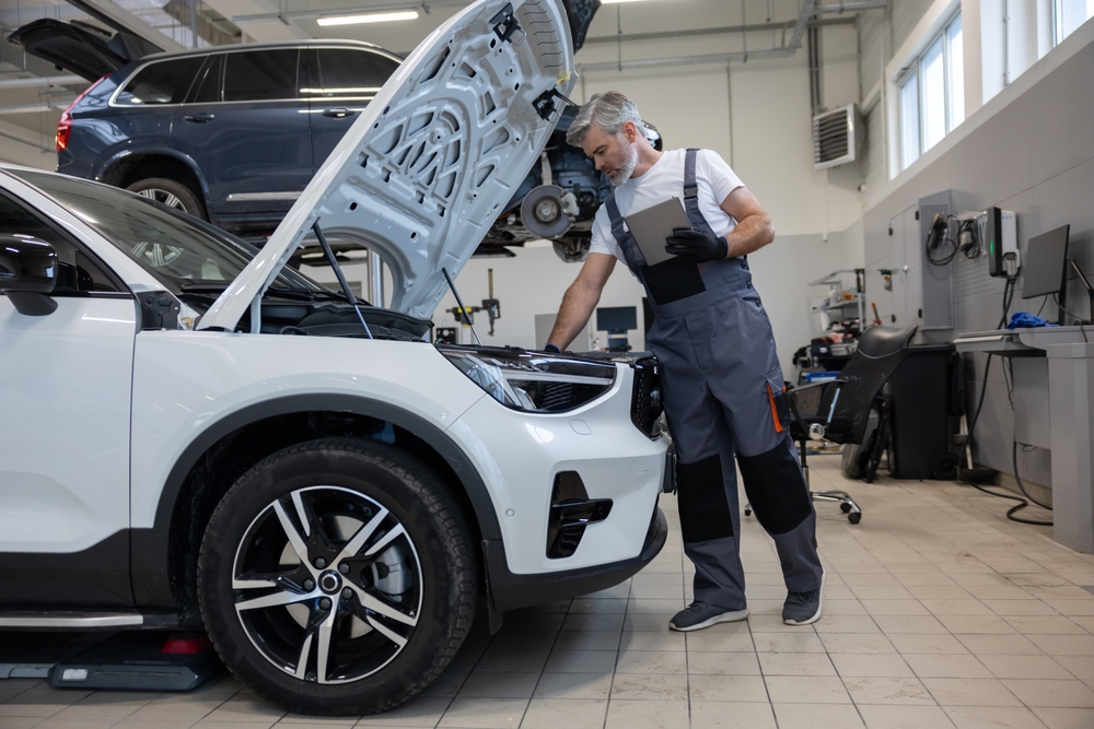 Mechanic,With,Tablet,In,Auto,Repair,Workshop